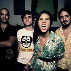 BOMBA ESTEREO Pa´respirar/Cosita rica (live session at Vinyl Studios 2010)