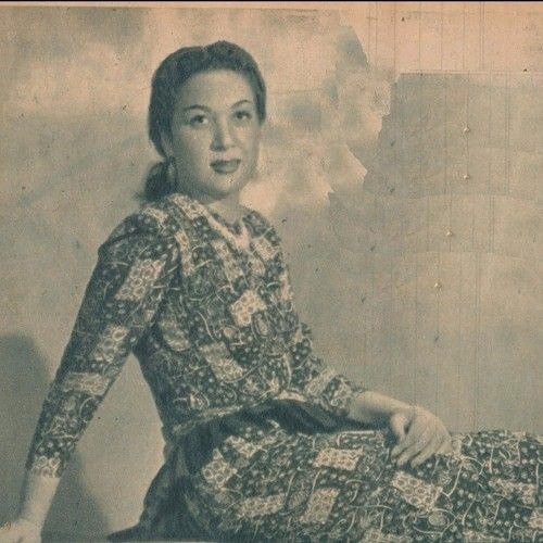 في عينيا دموع وفي قلبي هنا