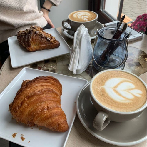 Un croissant, un café crème