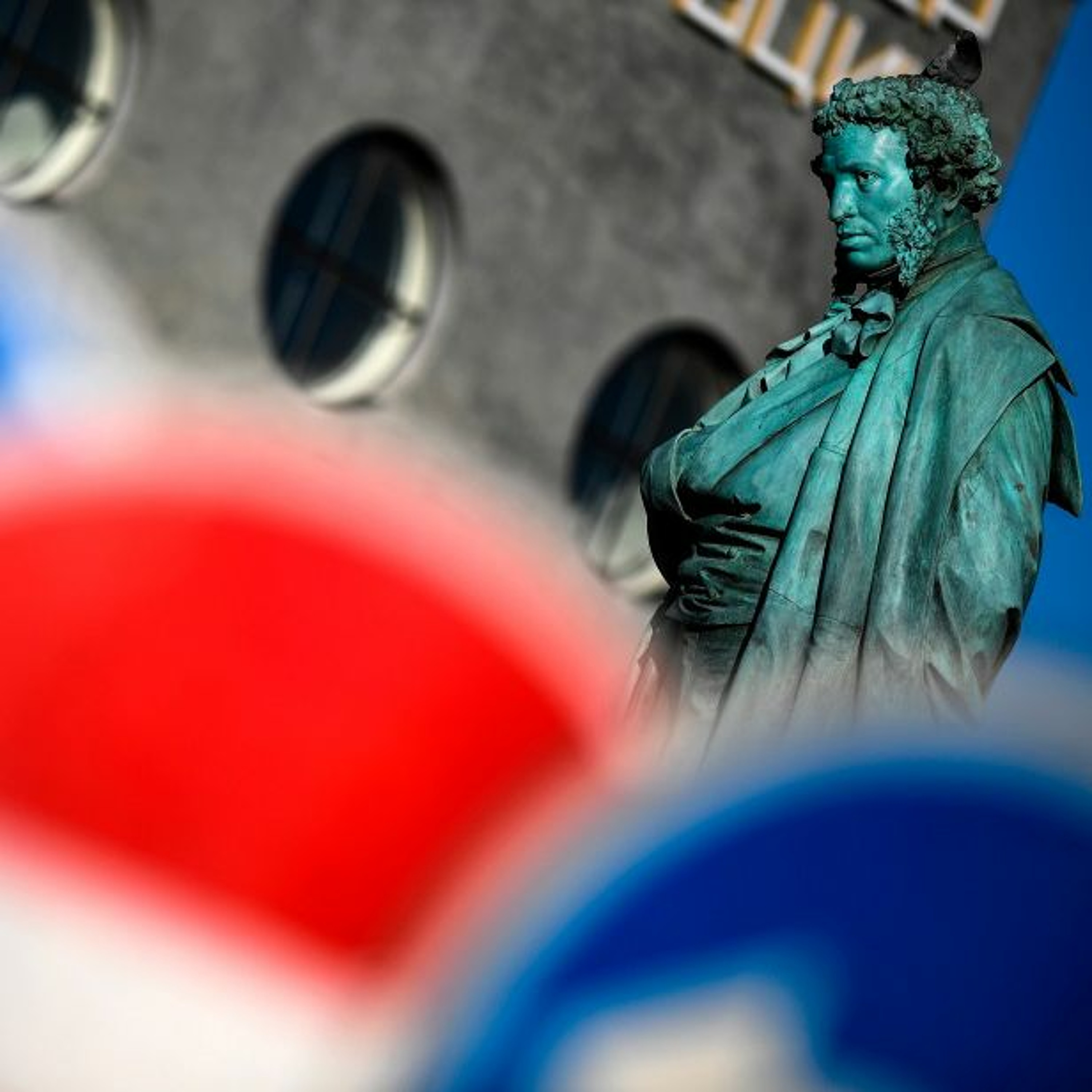 Подкаст о поэзии и международных отношениях с Евгением Типайловым podcast