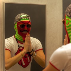 Tha man in tha mirro