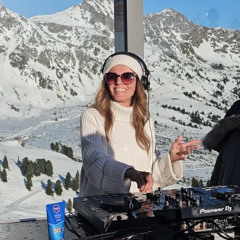 Lola Pour @ Rooftop in the Mountain