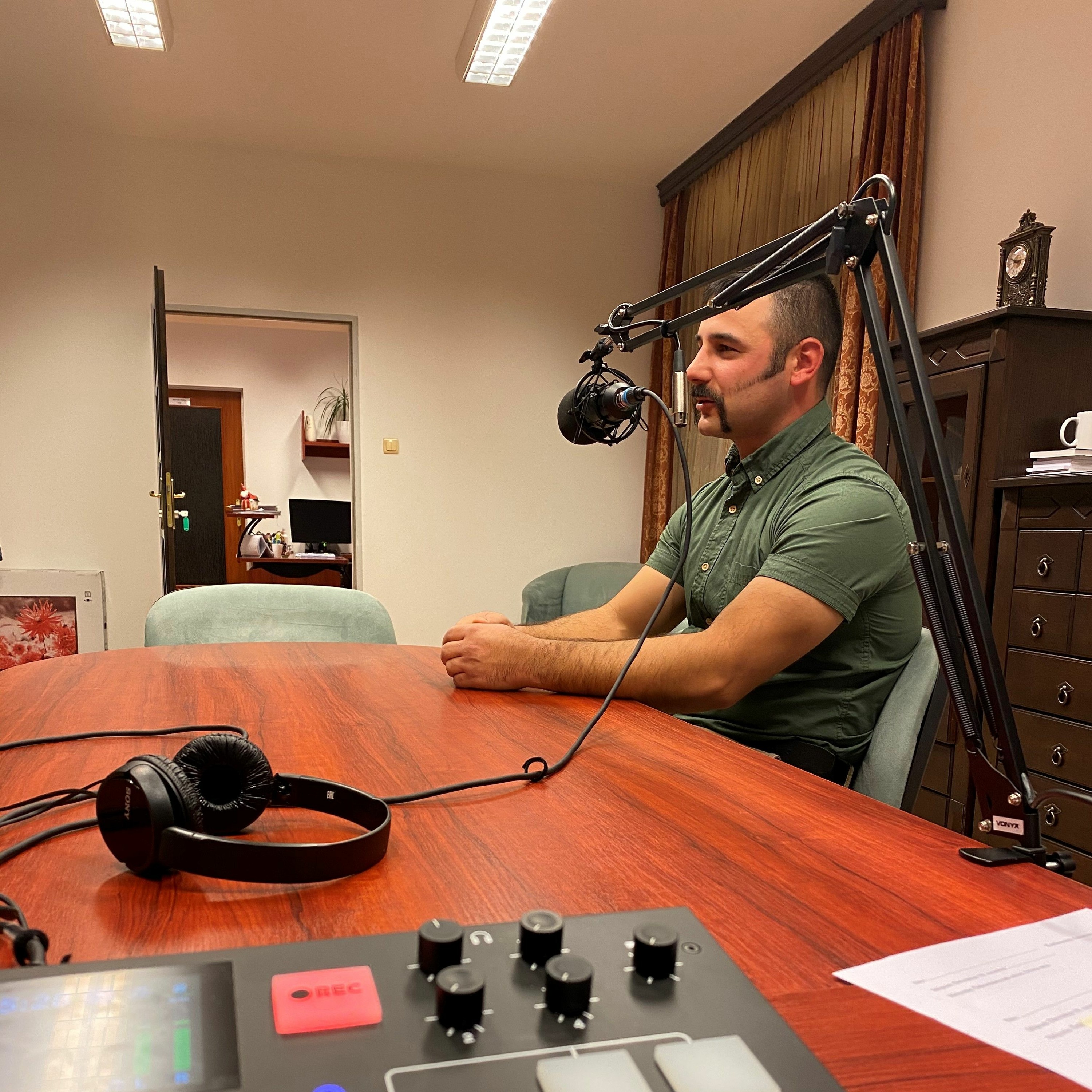 Gumicsizma és Okosteló