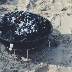 Monotone Tremelo Lady Skateboarding