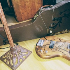 [01] A Palace Of Overflowing Garbage Bins [WAV]