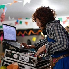 SET DJ LARA ARÊDES [DIGITAL]- SÓ MULHERES NO FORRÓ PÉ-DE-SERRA