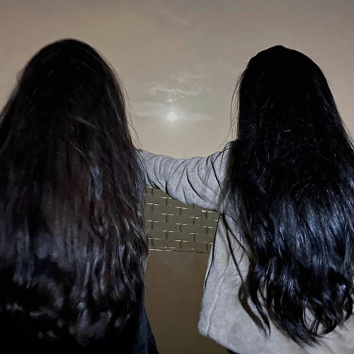 ‏من على عرش قلـبي مابه احدٍ معها🤍.