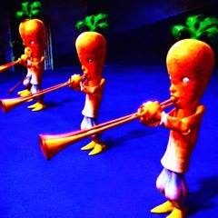 ໝູ່​ຂອງ​ເຂົາ​ເຈົ້າ​ປຽກ​ໃສ່​ຂ້ອຍ