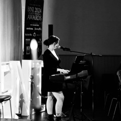 Ellen Coombe - Fields of gold