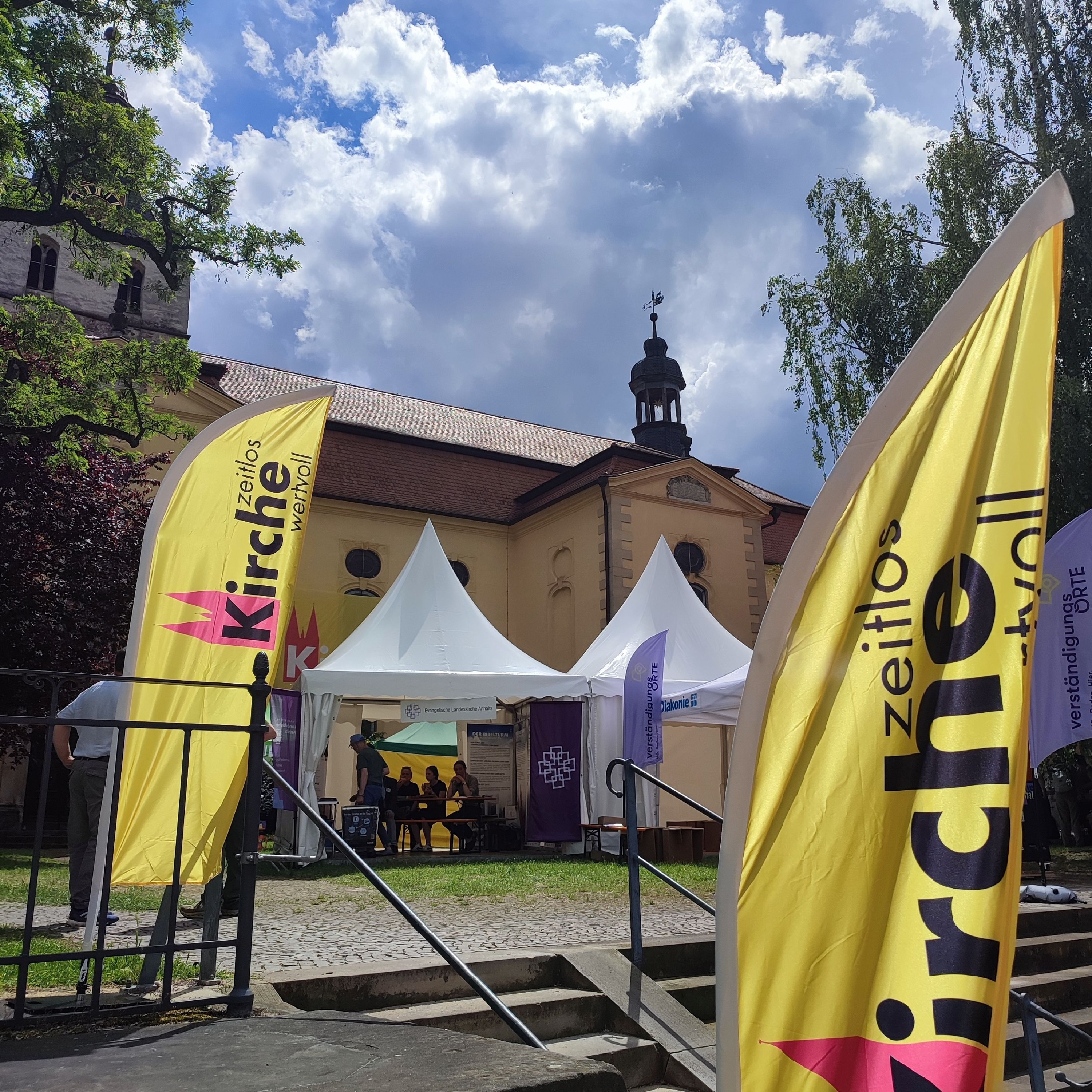 Kirche läuft mit beim Umzug auf dem Sachsen-Anhalt-Tag in Bernburg episode artwork