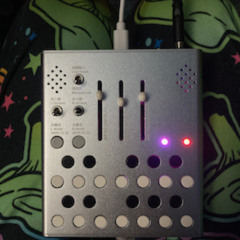 Jam Wingie2 Finger Drumming while Testing TRS cable