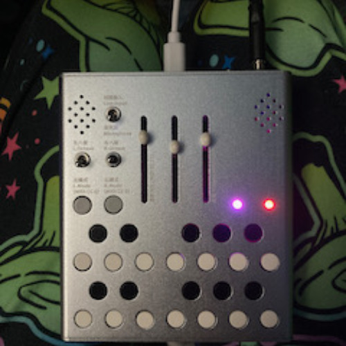 Jam Wingie2 Finger Drumming while Testing TRS cable