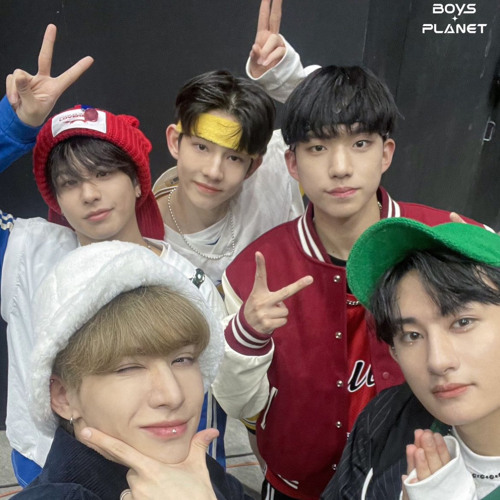 Stream ZOOM LOVE ZOOM (BOYS Dual Position Battle) by 🎀૮ . ̫