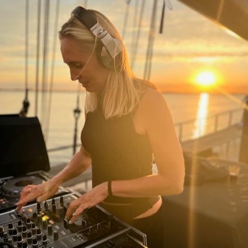Enjoy this flight on board. Closing boat party.