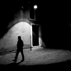 L'uomo che cammina (di notte)