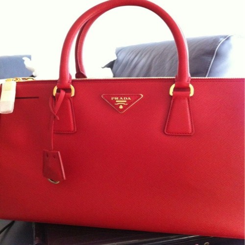 blood moon same color as her purse [oe2]