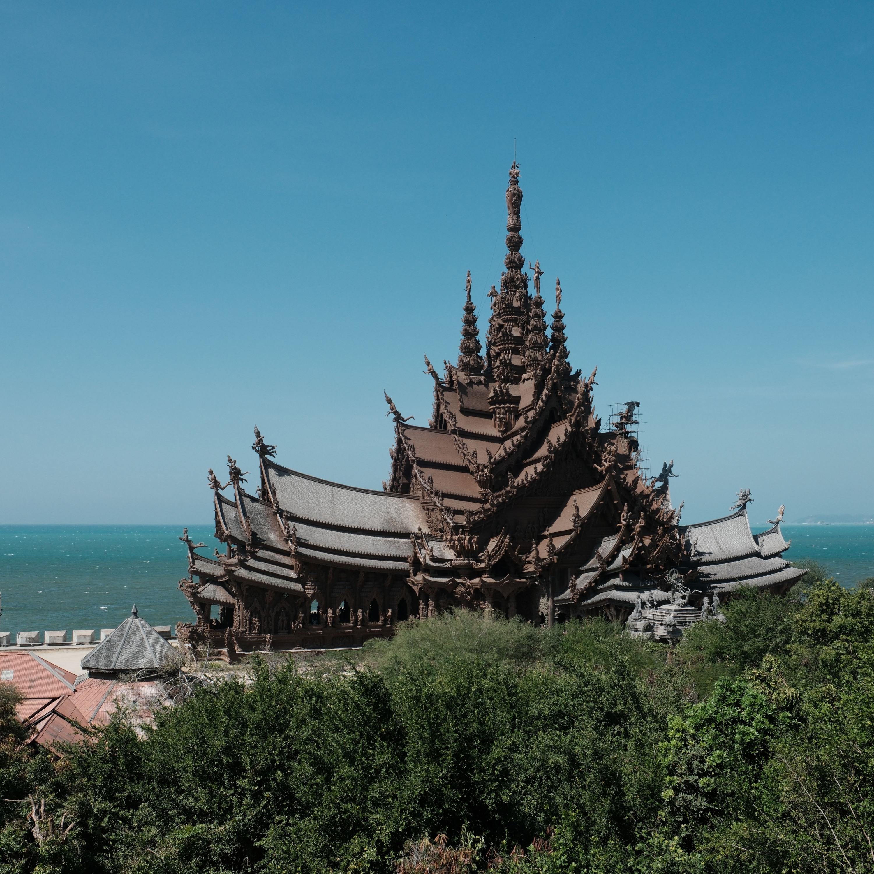 #Worth1000Words Graeme Kemlo At Sanctuary Of Truth Pattaya Thailand episode artwork