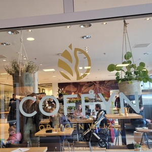 Sylvia van Trier en medewerker Jos, Eetgelegenheid Coffyn - Nieuw koffiehuis in winkelcentrum Malden