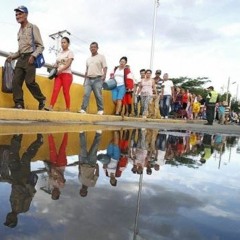 Migrantes siguen cruzando de manera masiva frontera con Chile