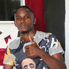 Funge De Bombó Com Molho De Muamba