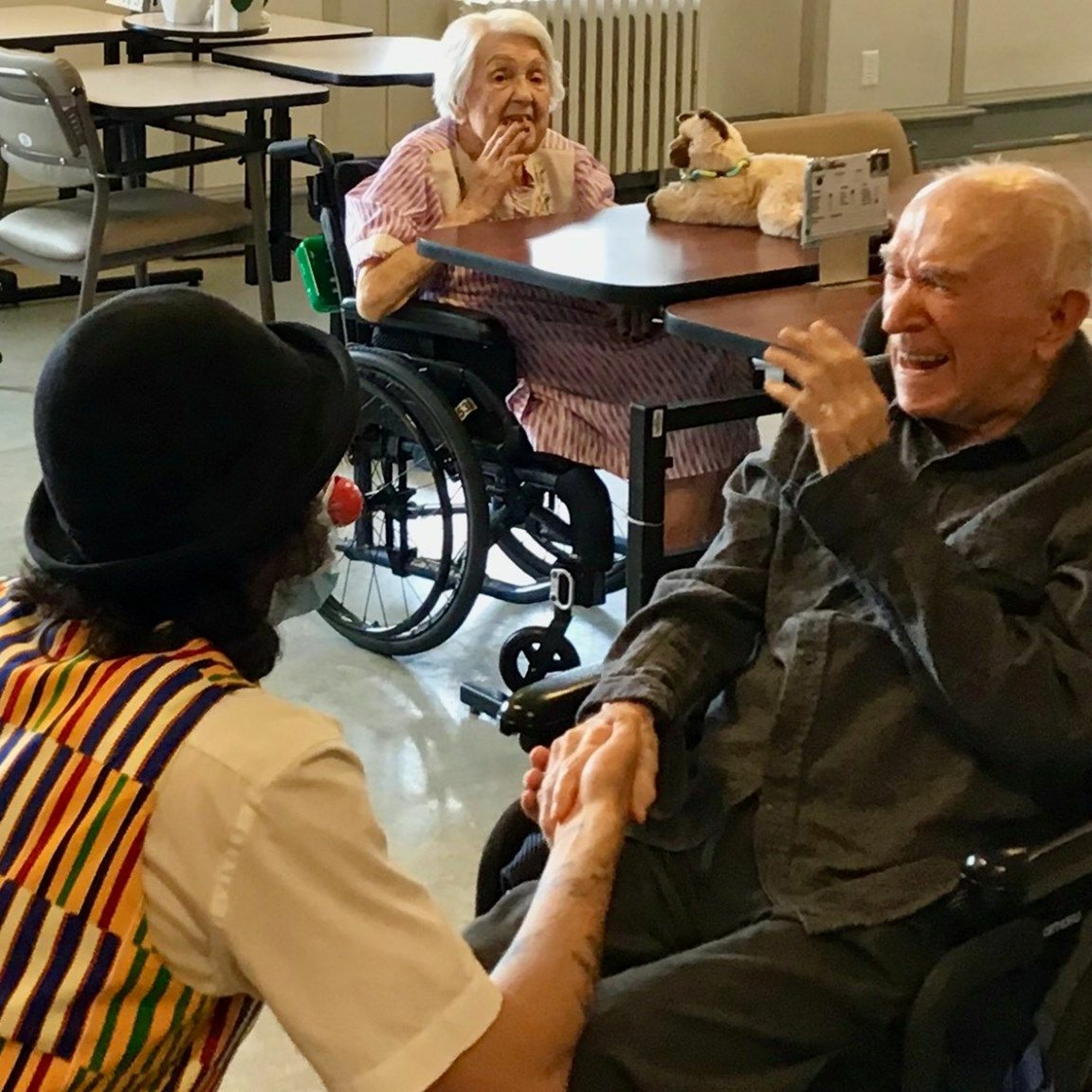 SOCIÉTÉ | Donner le sourire aux aînés et aux populations marginalisées grâce au cirque social episode artwork