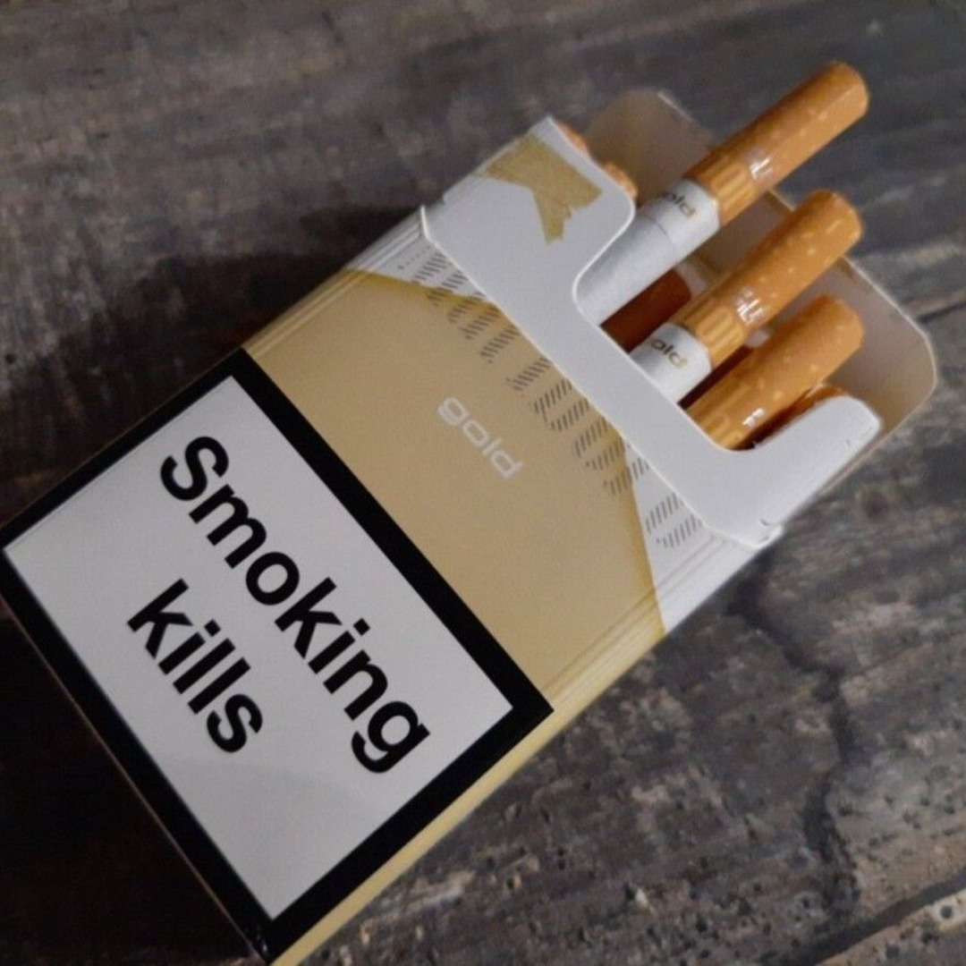 Marlboro gold 100. Блок сигарет marlboro gold. Мальборо сигаретная пачка. Мальборо компакт красный. Мальборо лайт золотые.