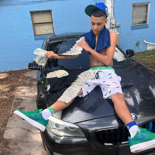 Stream Swift Jitt Pockets Bigger by 1k.santiago Listen online for