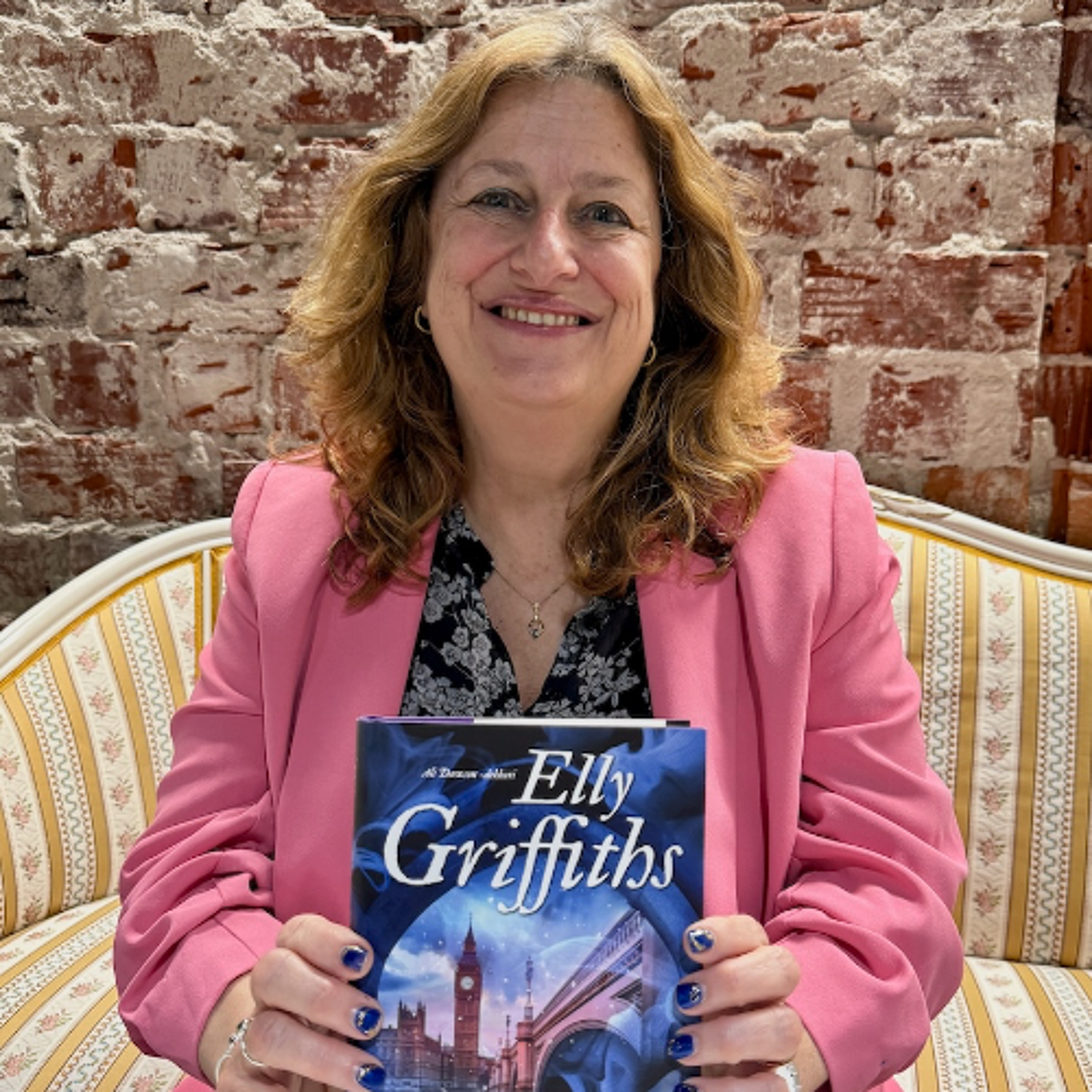 #76 In Conversation with Elly Griffiths (in English)