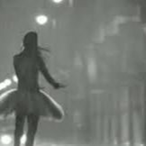 Кружится без конца песня. Девушка кружится в танце. Танец под дождем гиф. Гиф девушка и дождь. Девушка кружится гиф.