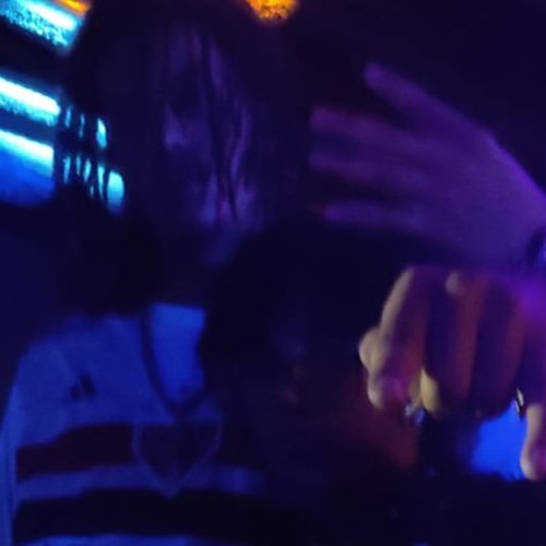 por mais q eu não queira.