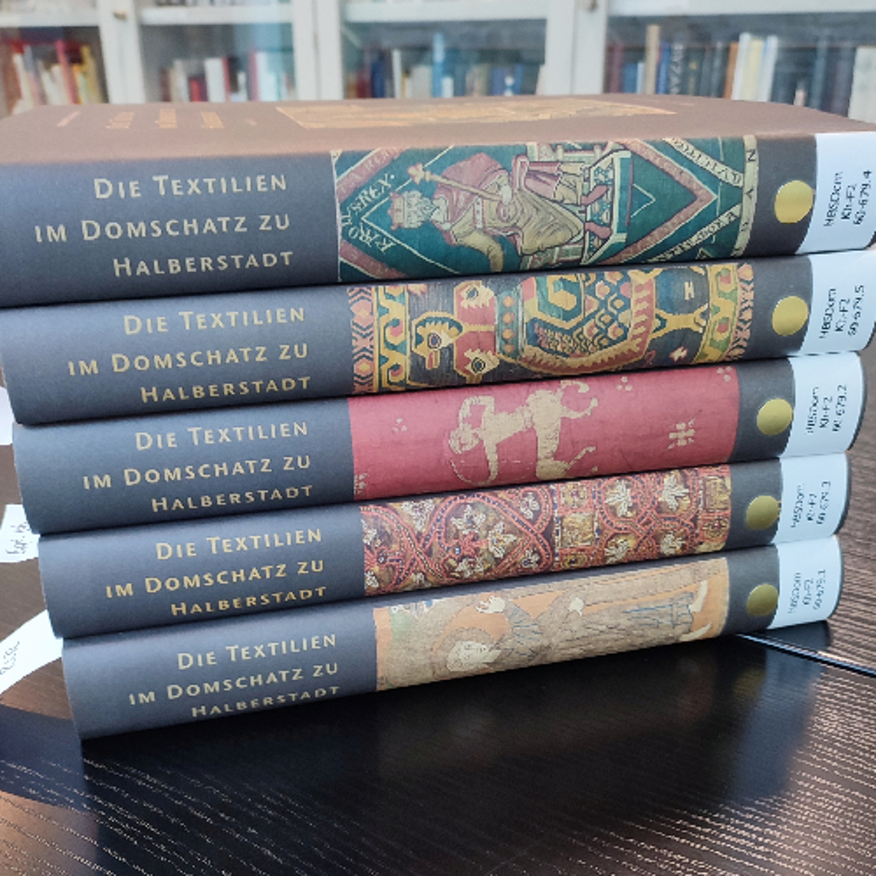 Ein Schatz aus Samt und Seide: Dokumentation der Textilien im Domschatz Halberstadt