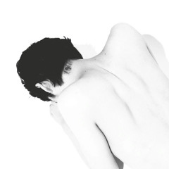 هم يبكي قلب بيشكي قرب نبضه يضيع