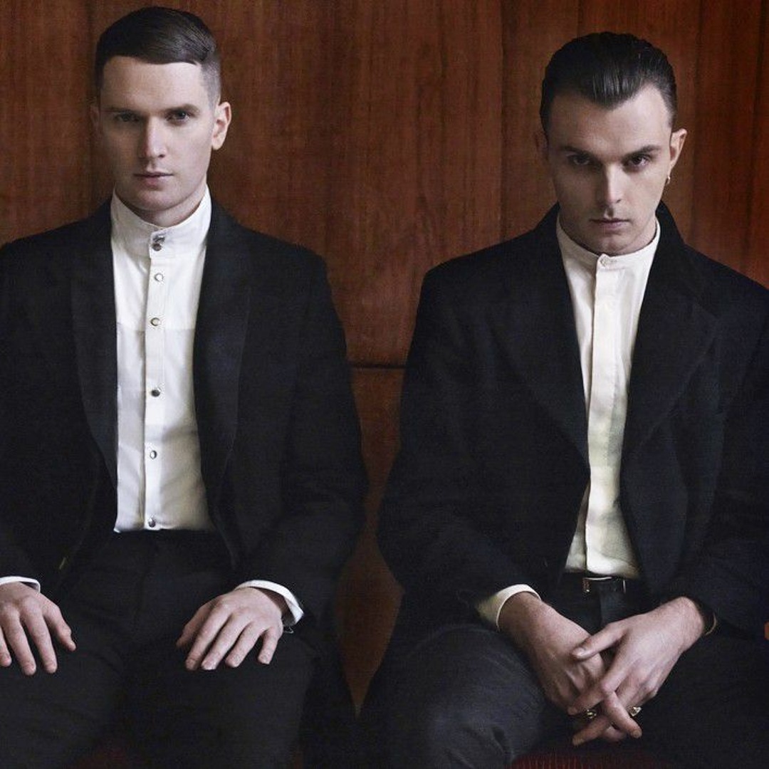 Hurts wonderful life. Hurts певец. Хертс лайф. Hurts wonderful life 2010. Группа hurts.