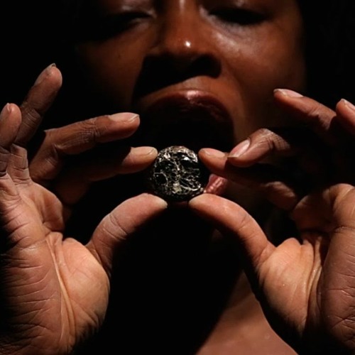 Audioguide exposition d'Otobong Nkanga - When Looking Across the Sea, Do You Dream?