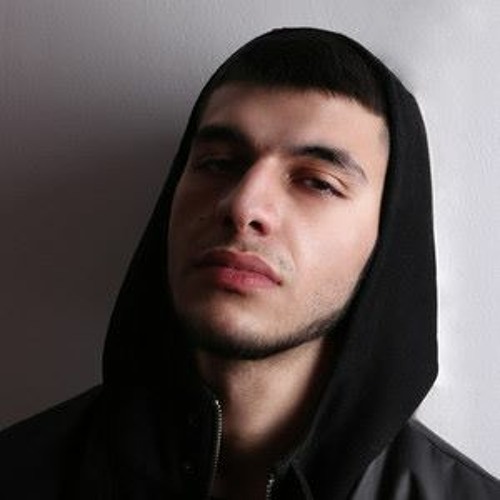 ОНА СНОВА У ВХОДА