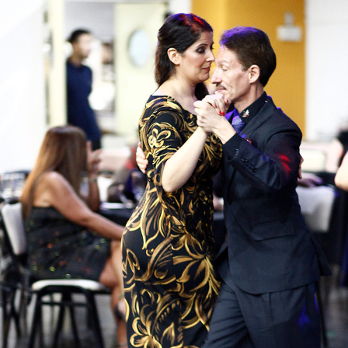 De los Pasos a la Autoindagación: El Poder Transformador en la Práctica del Tango