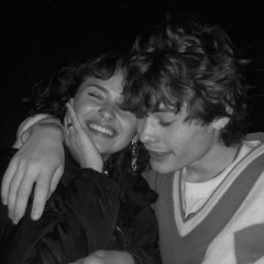 ليتني اهلك وناسك او طفل محد يلومه لو تغافلهم وباسك..