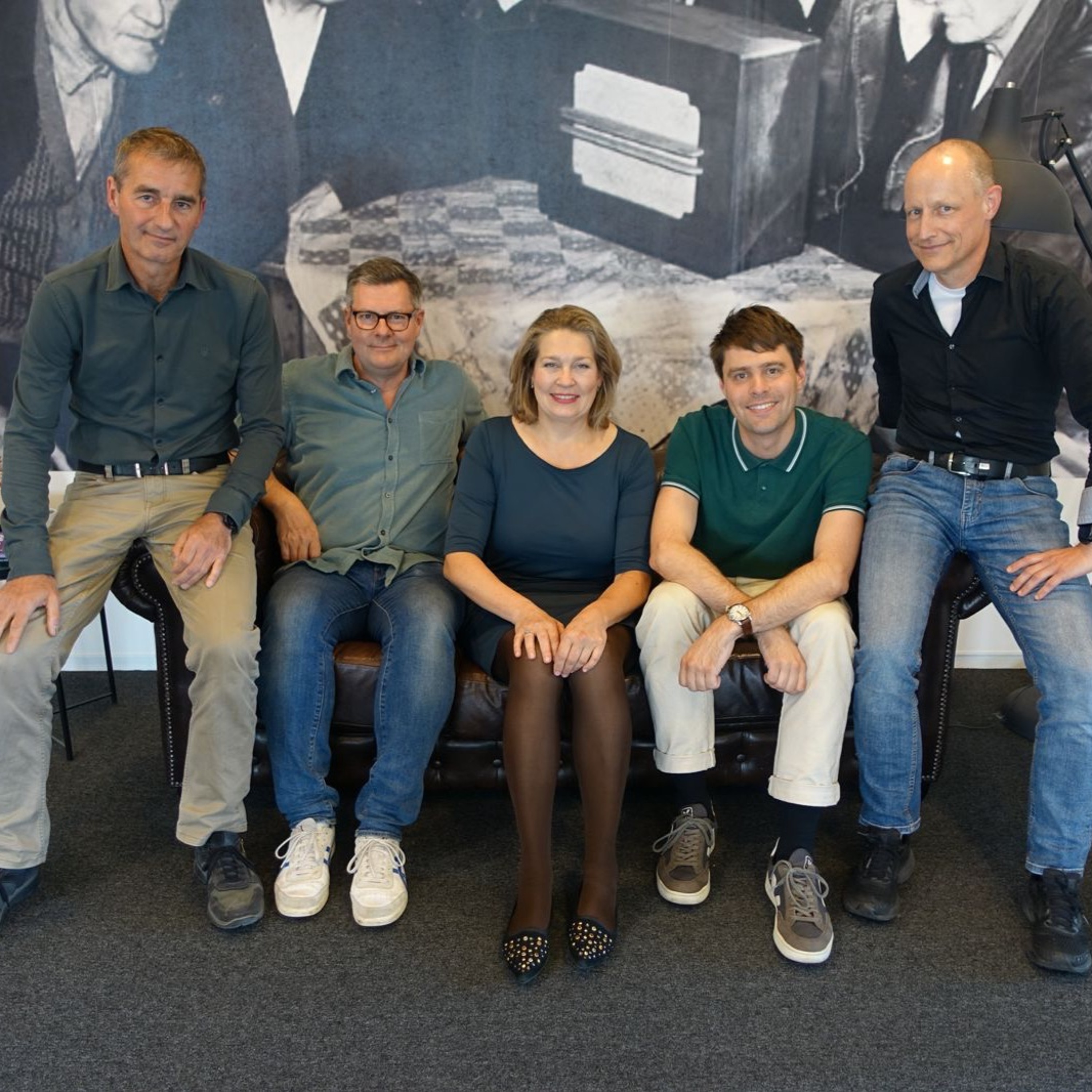 Muziekindustrie onder druk door AI - New Business Radio LIVE! 4 juli 2024 uur 2 episode artwork