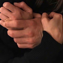 سأمسك كفك الأيمن.