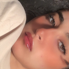 قُمر هالدّنيا بنُوره🤍.