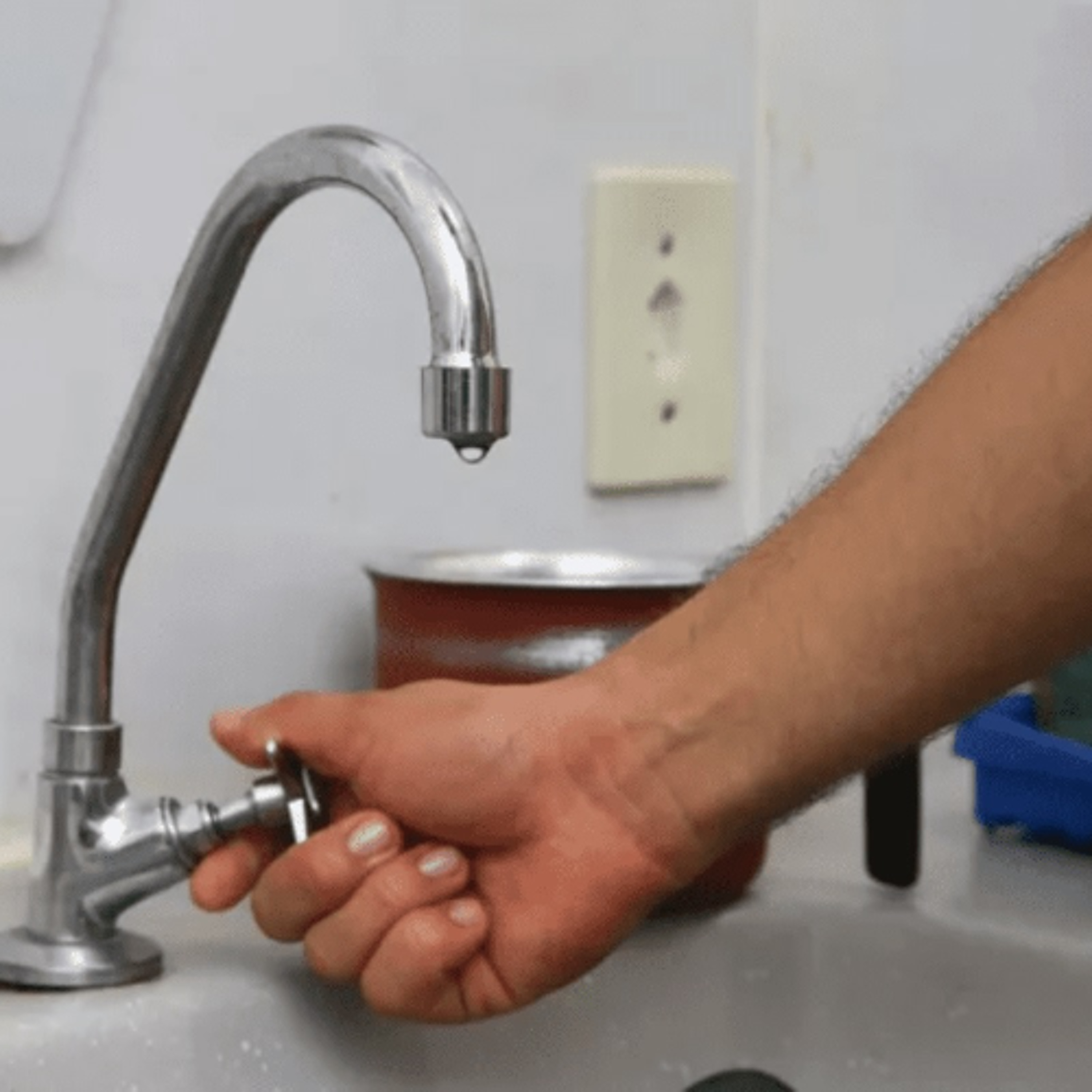 Moradores da Cohab do Guatá ainda sofrem com problemas no abastecimento de água episode artwork