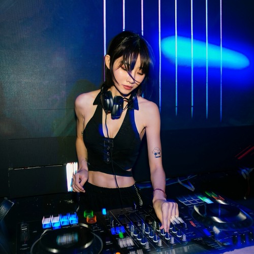 Listen to IN MY ZONE by KIRA X in SETS playlist online for free on