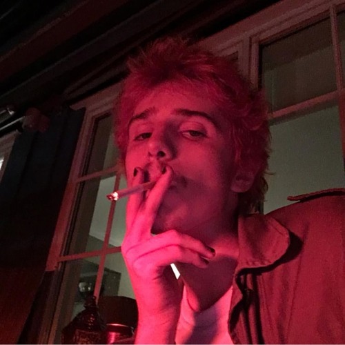 حضنت الهواء وانت بعيد شنو بحضاني ما حسيت ؟