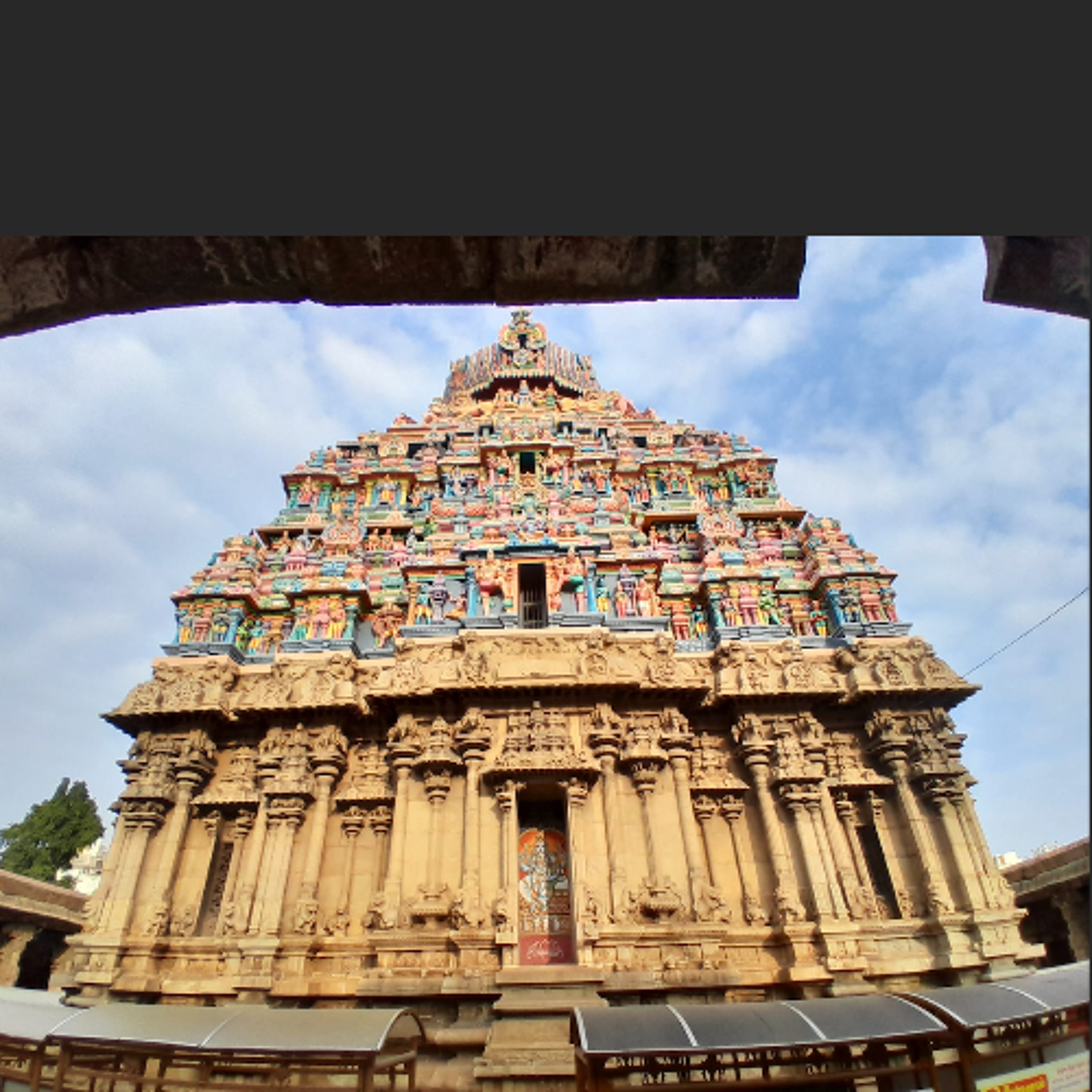 LA TRIADES DES VEDAS - Meenakshi temple à Maduraï (lundi 9 février 2026) episode artwork