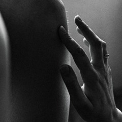 ضليت واقف منكسر يم بابك .⁩