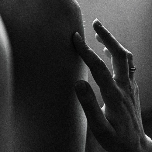 ضليت واقف منكسر يم بابك .⁩