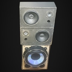 Девочки кричат, мальчики хлопают в ладоши