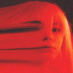 وجهُك جنــةٌ جريحـة.