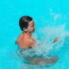 Risas y Salpicaduras: Niños Jugando en la Piscina 🏊‍♀️💦