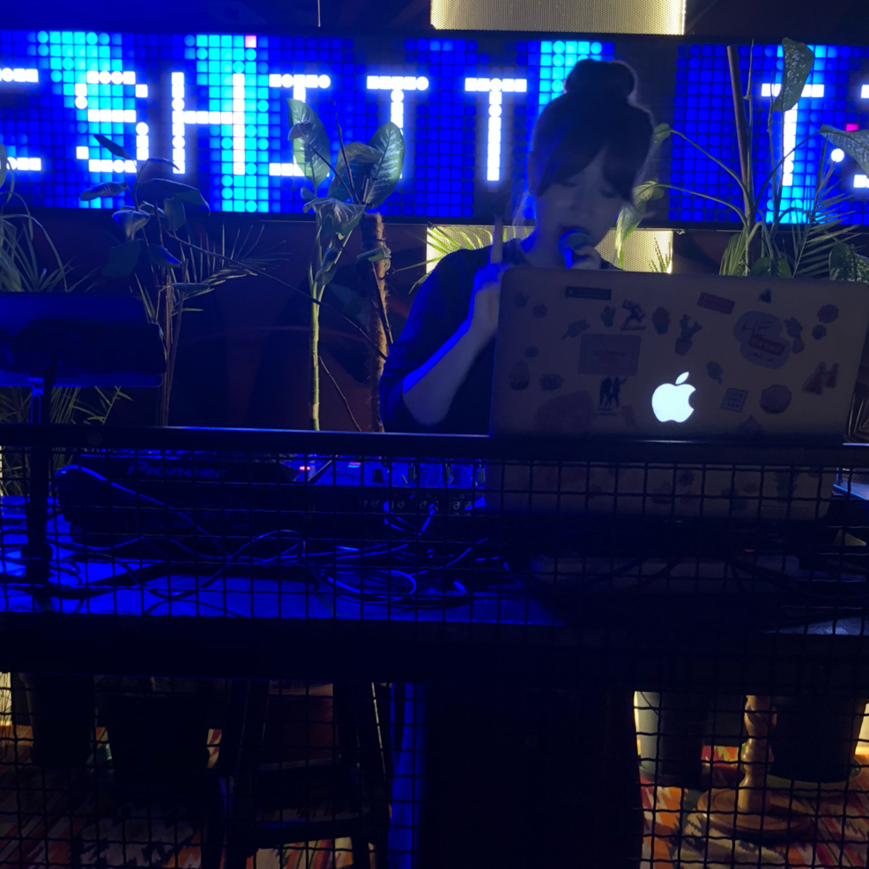 HVLV Bar feat. Hangout